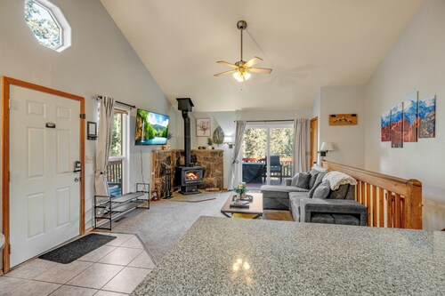 4BR Colorado Cabin w/ Wrap-Around Deck Near Fossil Beds National Monument