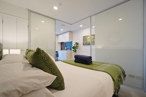 Iron/ironing board, free WiFi, bed sheets - Cozy Studio Near Commercial Bay (Auckland)