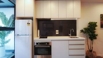 Fridge, microwave, oven, stovetop