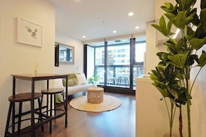 Smart TV - Cozy Studio Near Commercial Bay (Auckland)