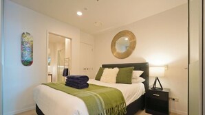 Tabla de planchar con plancha, wifi gratis y ropa de cama 