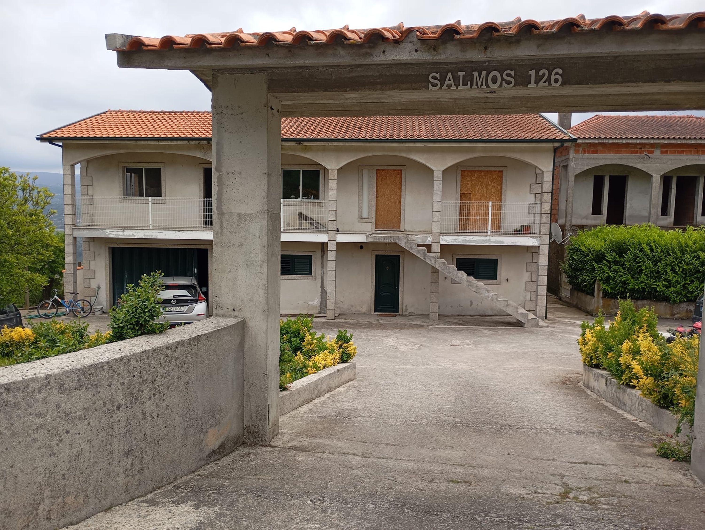 Un edificio de varios pisos con techo de tejas, con la leyenda 'SALMOS 126'.