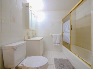 Secadora de cabello, toallas, papel de baño