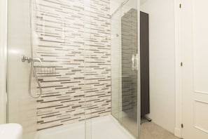 Een douche, handdoeken