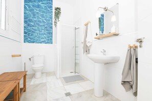 Bruser, hårtørrer, håndklæder