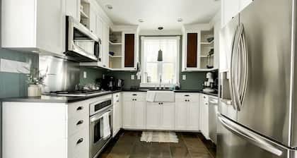 Charming 3-bedroom farmhouse with AC, WiFi in serene Middleburgh