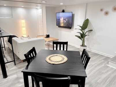 Chic Basement Suite ATL - Private Entrance & Free Charge and Park