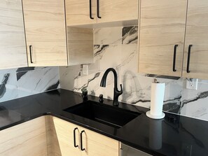 Réfrigérateur, micro-ondes, plaque de cuisson, cafetière/bouilloire