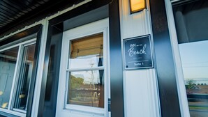 A hotel exterior with a sign for 'Inn on the Bench' and Suite 1. - INN ON THE BENCH (Lincoln)