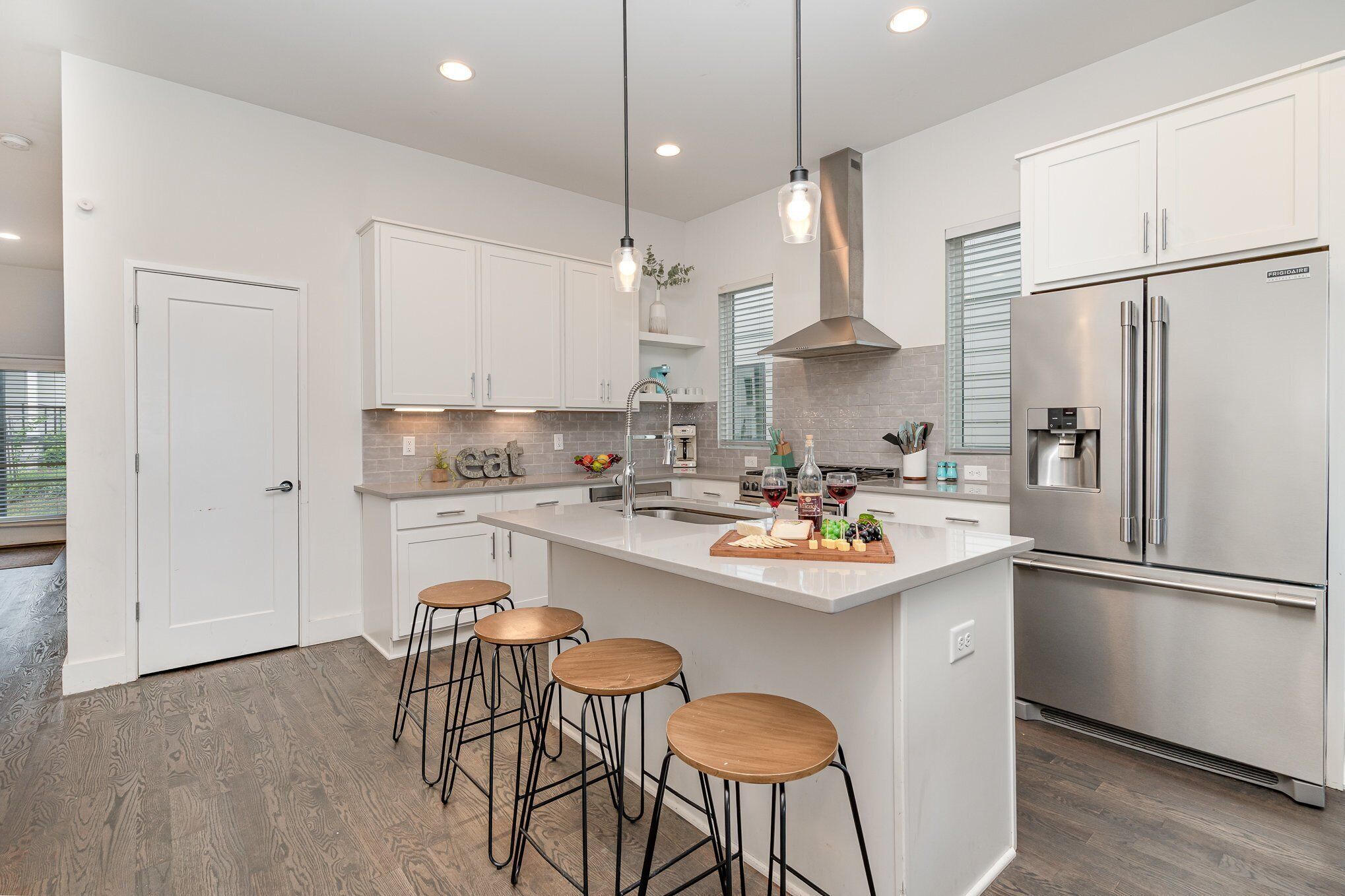 Geladeira, micro-ondas, fogão, cooktop