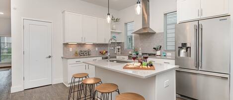 Een koelkast, een magnetron, een oven, een kookplaat