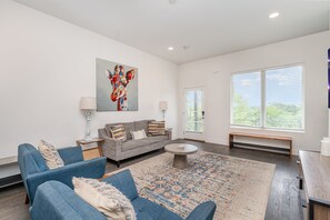 Smart-TV, Tischtennisplatte, Bücher