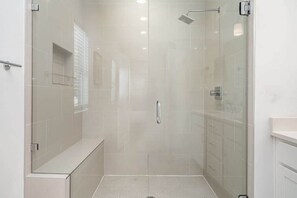 Dusche, Haartrockner, Handtücher, Shampoo