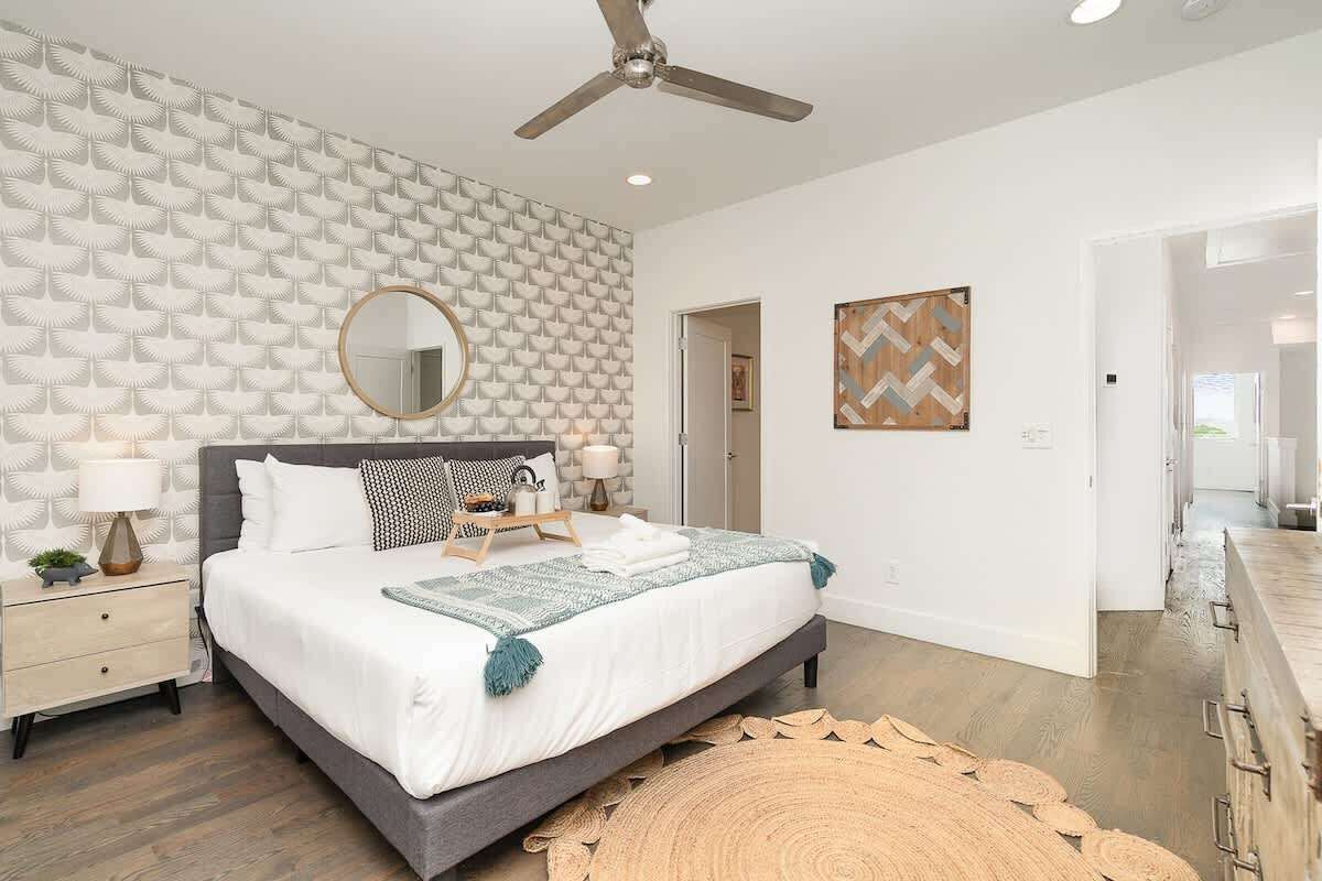 4 habitaciones, tabla de planchar con plancha y cuna de viaje 