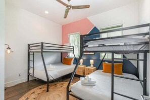 4 habitaciones, tabla de planchar con plancha y cuna de viaje 