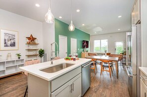 Fridge, microwave, oven, stovetop - Limbo-East Nashville-Mins to Germantown & Broadway (Nashville)