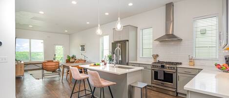 冷蔵庫、電子レンジ、オーブン、コンロ