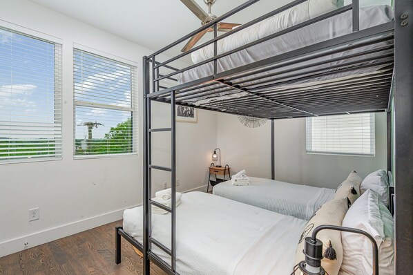 8 habitaciones, tabla de planchar con plancha y cuna de viaje