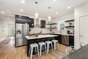 Fridge, microwave, oven, stovetop - Riff & Rest - 2 Stylish Homes - Mins to Germantown (Nashville)