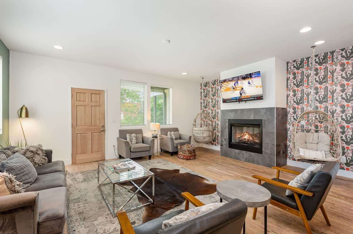 Smart TV, fireplace