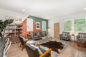 Smart TV, books - Riff & Rest - 2 Stylish Homes - Mins to Germantown (Nashville)