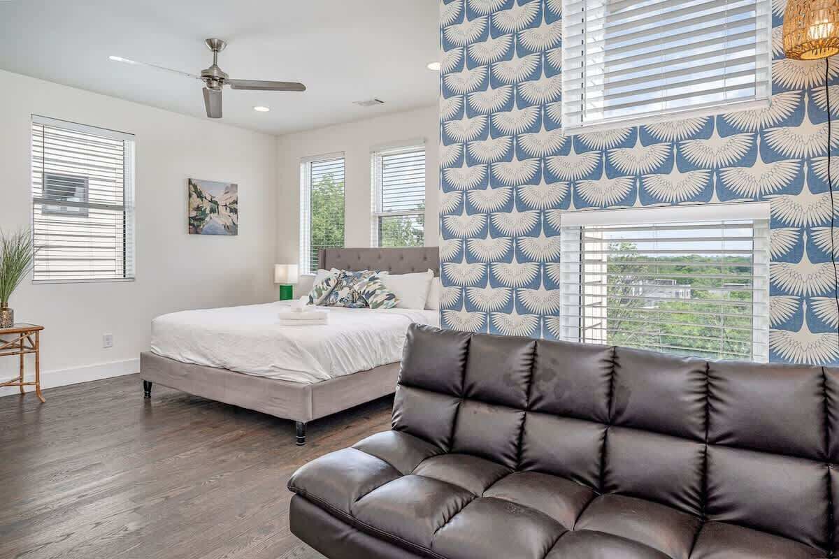 8 habitaciones, tabla de planchar con plancha y cuna de viaje 
