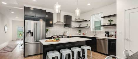 Refrigerador, microondas, horno y parrilla de estufa