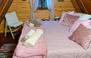 2 bedrooms, travel crib, free WiFi