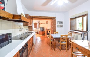 Kühlschrank, Ofen, Geschirrspüler, Wasserkocher mit Kaffee-/Teezubehör