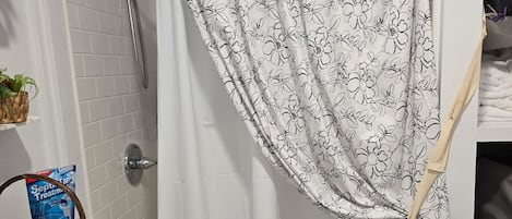 Serviettes fournies, savon, papier toilette
