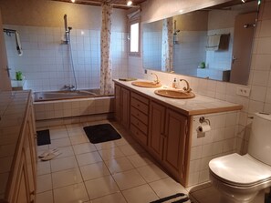 Towels, soap, toilet paper - Quiet French village home in wine region, sleeps 10 (Nébias)
