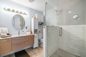 Douche, séchoir à cheveux, serviettes fournies, savon