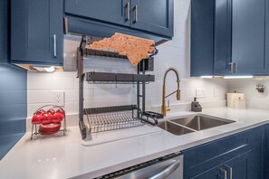 Microondas, horno, parrilla de estufa y lavavajillas 