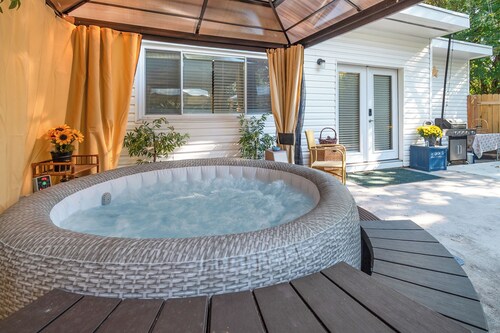 Charming Luxury 1+-bedroom Backyard Garden Oasis Charlotte