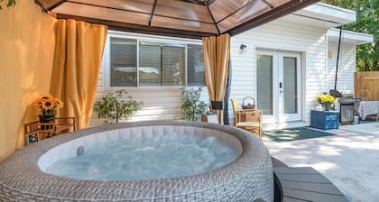 Charming Luxury 1+-bedroom Backyard Garden Oasis Charlotte