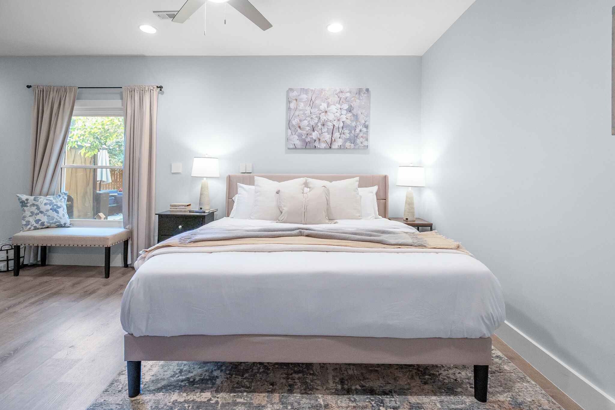 Tabla de planchar con plancha, wifi y ropa de cama 