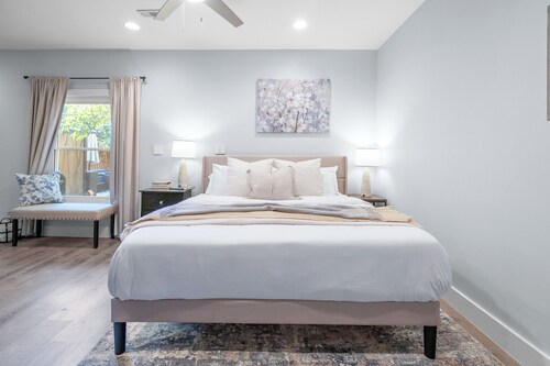 Charming Luxury 1+-bedroom Backyard Garden Oasis Charlotte