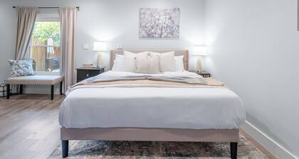 Charming Luxury 1+-bedroom Backyard Garden Oasis Charlotte