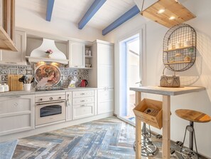 Refrigerador, horno, lavavajillas y utensilios de cocina