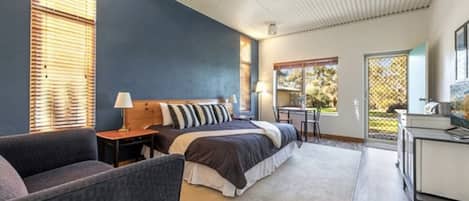 1 chambre, bureau, lit de bébé portatif, literie fournie