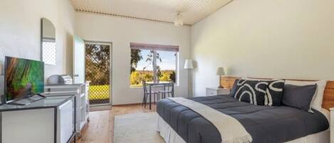 1 Schlafzimmer, Schreibtisch, Reisekinderbett, Bettwäsche