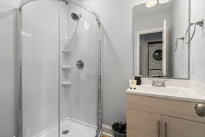 Douche, serviettes fournies, savon, shampoing