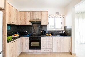 Geladeira, fogão, cooktop, cafeteira/chaleira