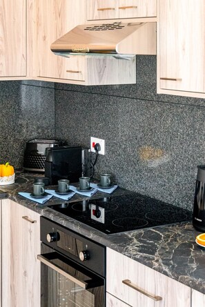 Geladeira, fogão, cooktop, cafeteira/chaleira
