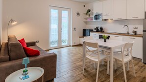 Un appartement moderne comprenant un salon, un coin repas et une cuisine.