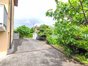 المنطقة المحيطة بالمنشأة