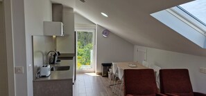 Een koelkast, een microgolfoven, een broodrooster