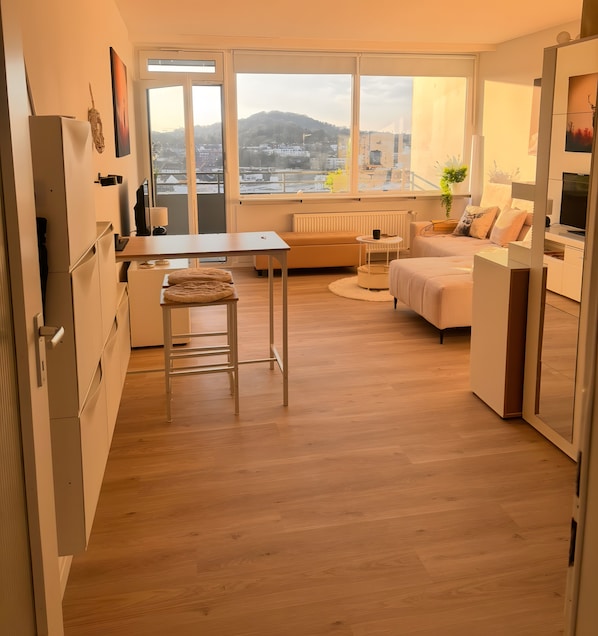 Eine moderne Wohnung mit Küche, Essbereich und Wohnzimmer.