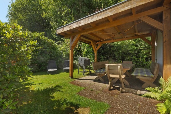 Outdoor dining - Apartment 'Demberg' with Mountain View, Private Terrace and Wi-Fi (Schmallenberg)