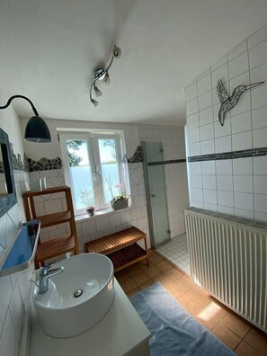 Douche, sèche-cheveux, serviettes fournies